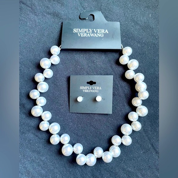 Simply Vera Wang Beautiful Necklace and Earring Set, Post backs. - Picture 2 of 6